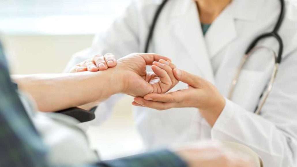 معاینه پزشک جهت تشخیص تونل کارپال دست