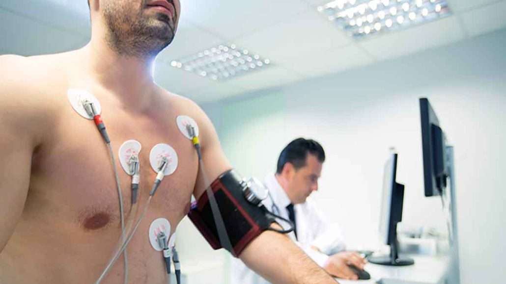 یک مرد در حال گرفتن نوار عصب و عضله دست