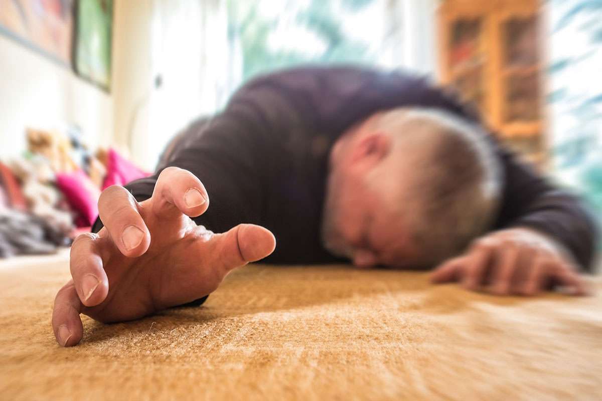 بیمار دچار حالت حمله صرع شده است و دستانش را به حالت کمک دراز می کند