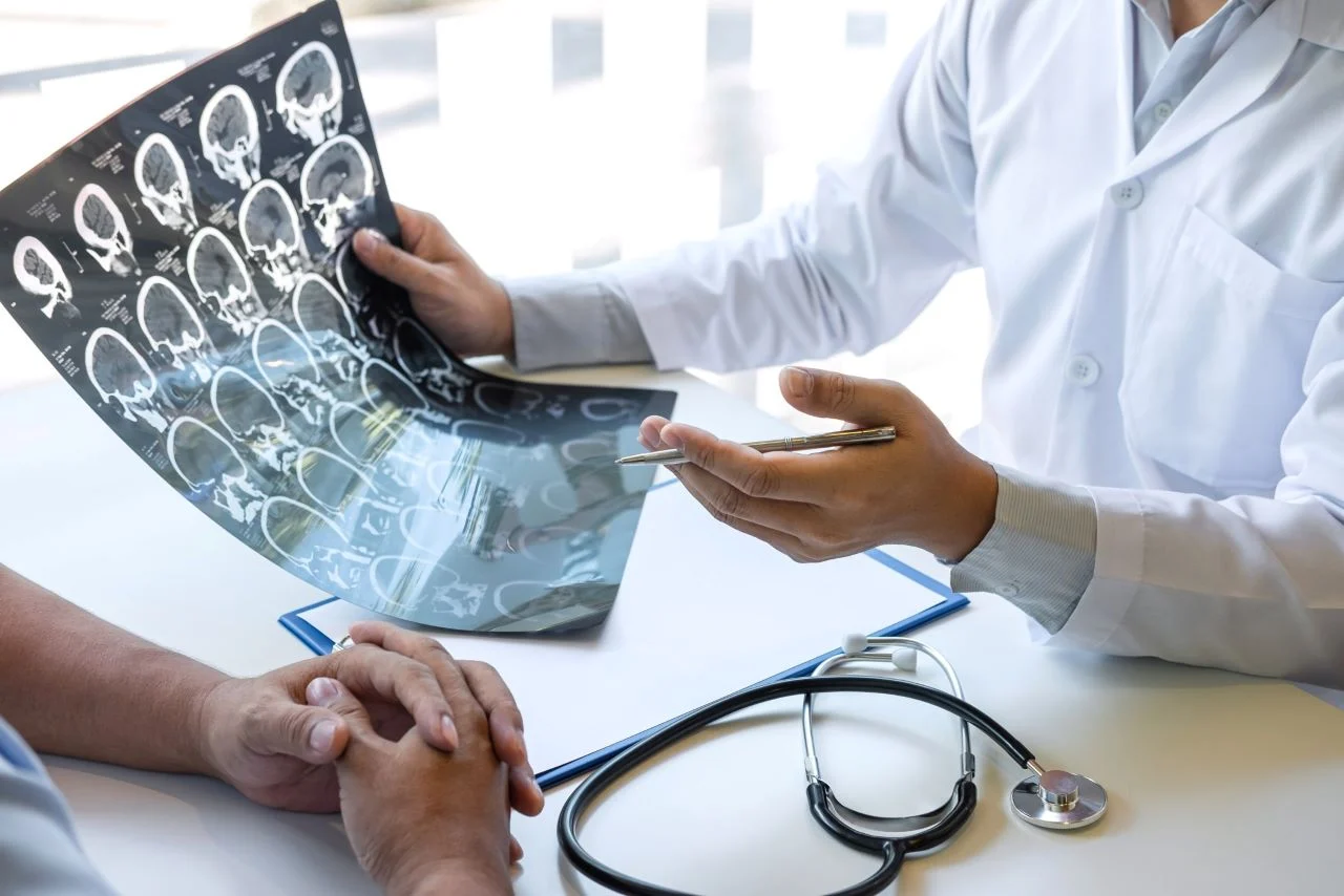 پزشک با دیدن عکس مغز بیمار در حال توضیح بیماری وی است