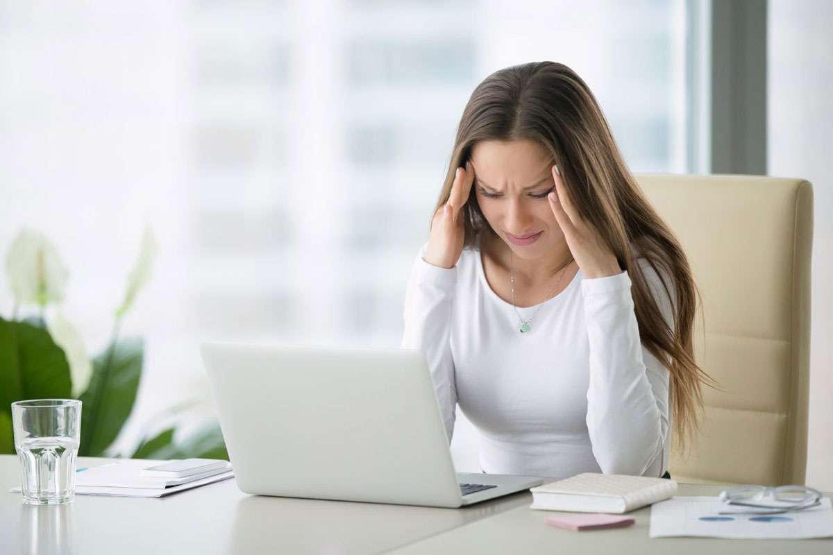 خانمی روی میز کار خود دچار سرگیجه شده است