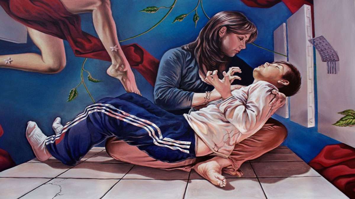  مادری که پسر خود را به آغوش کشیده است که دچار حمله صرع شده است