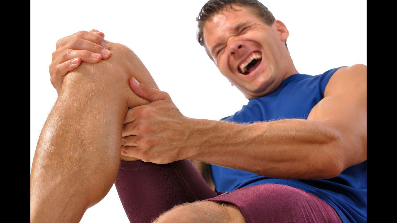 فرد دچار گرفتگی عضلات شده است
