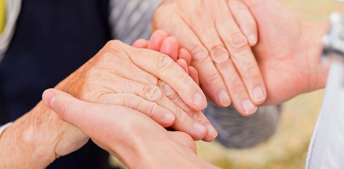 پزشک در حال معاینه دست بیمار 