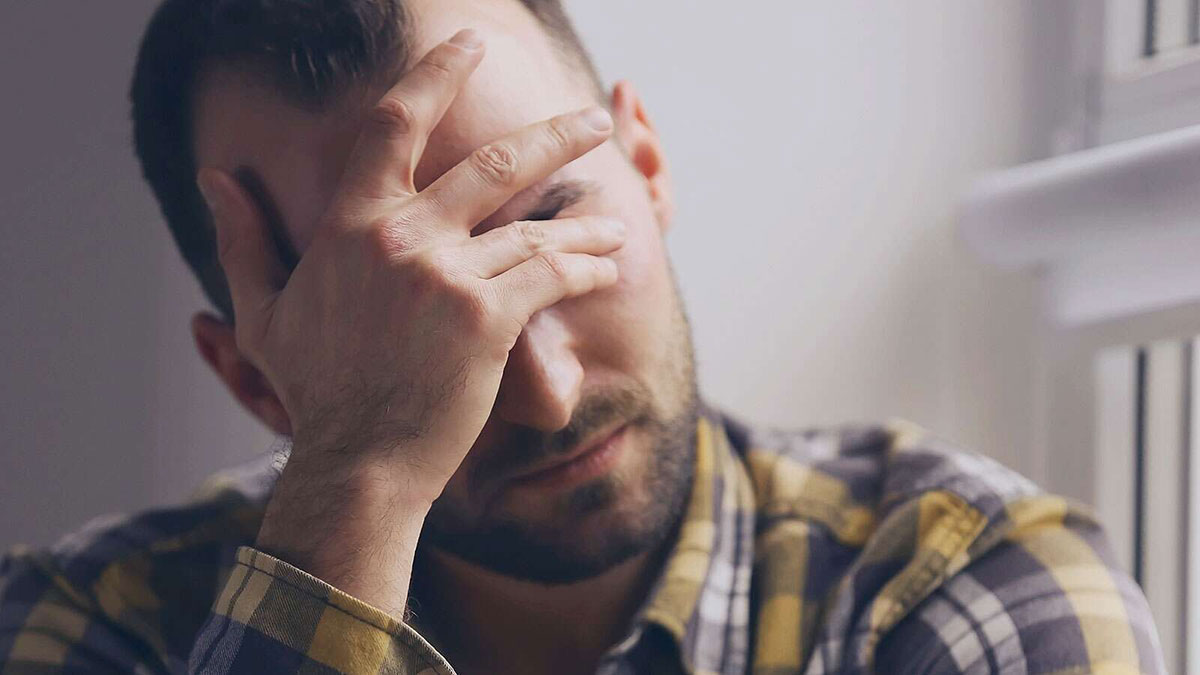 مردی افسرده با اختلال روانی