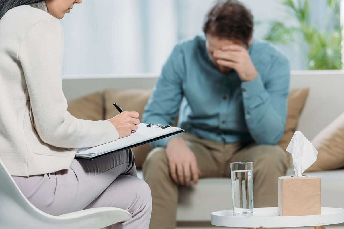پزشک در حال ویزیت بیمار افسرده
